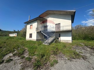 Casa Indipendente in Vendita a Casalduni, 70'000€, 240 m²