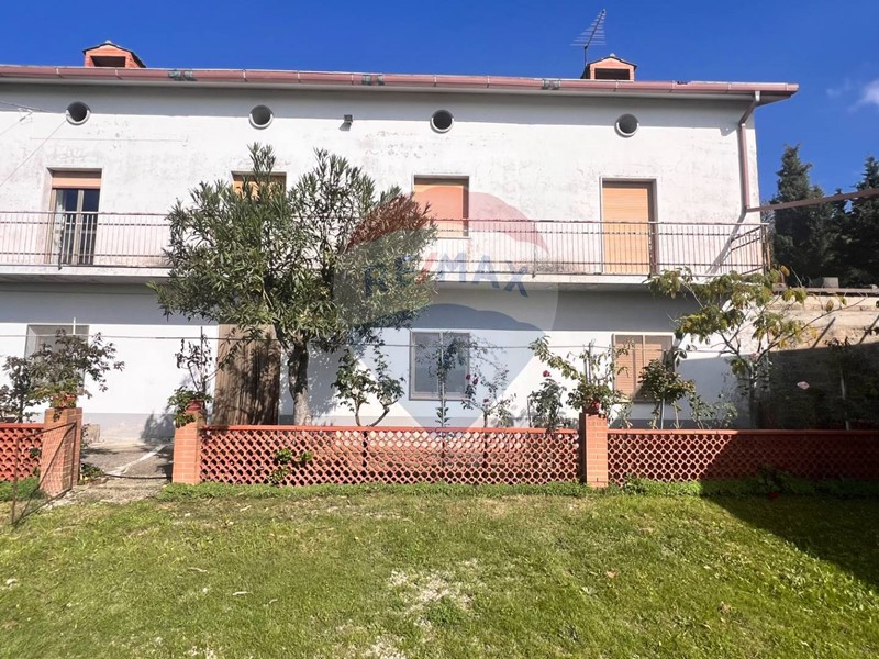 Rustico in Vendita a San Giorgio la Molara, 269'000€, 280 m², con Box
