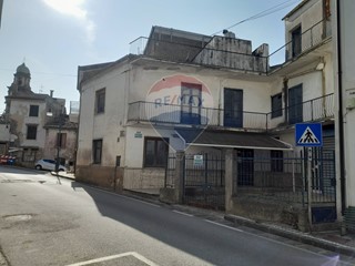 Casa Semi Indipendente in Vendita a Solopaca, 80'000€, 274 m²