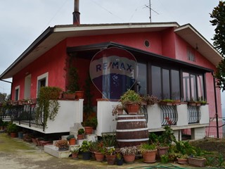 Casa Indipendente in Vendita a Montesarchio, 175'000€, 145 m²