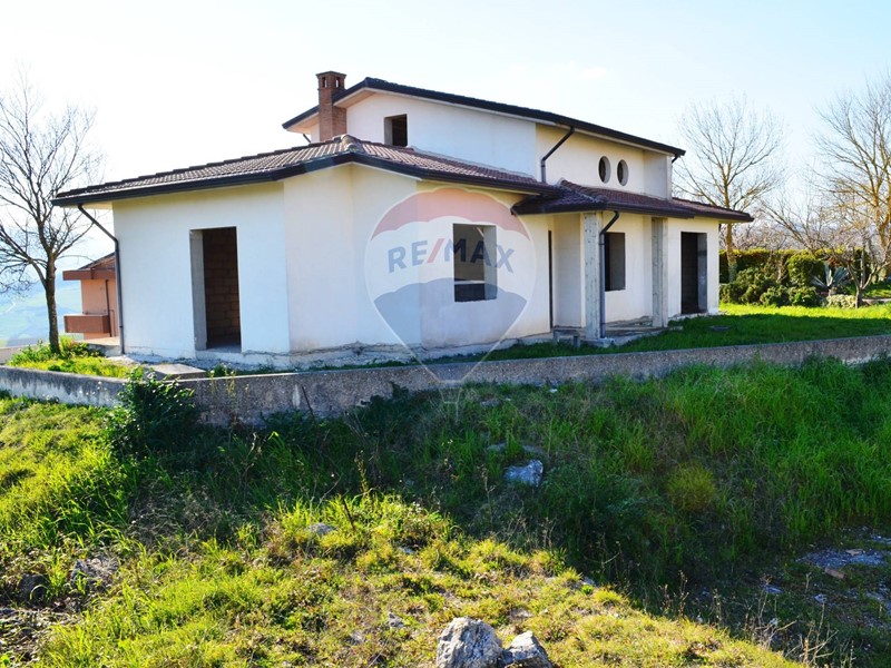 Villa in Vendita a Fragneto Monforte, 70'000€, 200 m²
