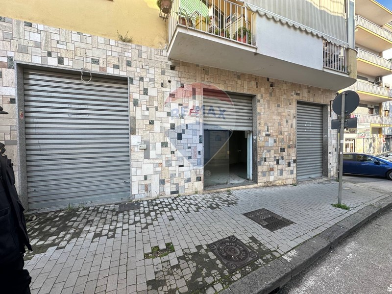 Immobile commerciale in Vendita a Benevento, 125'000€, 97 m²