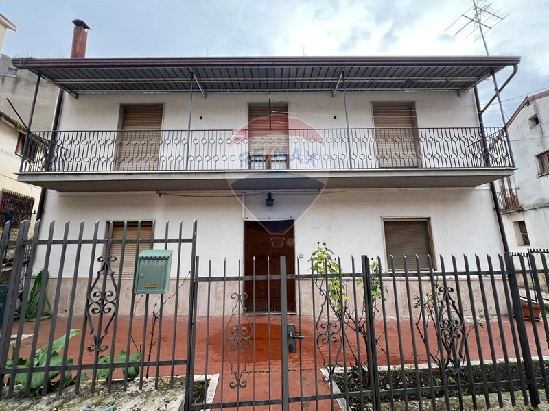Casa Indipendente in Vendita a Pietrelcina, 105'000€, 130 m²