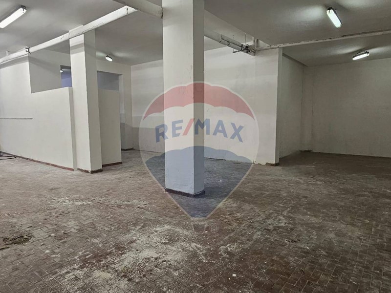 Immobile commerciale in Vendita a Benevento, 180'000€, 350 m²