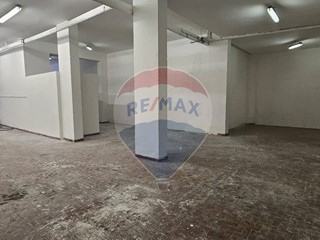 Immobile commerciale in Vendita a Benevento, 180'000€, 350 m²