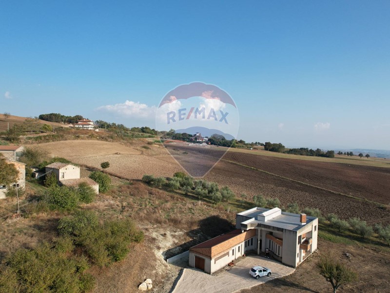 Villa in Vendita a Circello, 129'000€, 325 m²