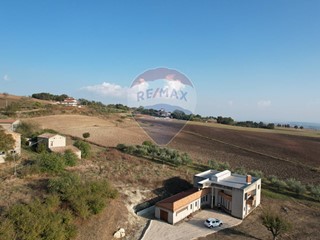 Villa in Vendita a Circello, 129'000€, 325 m²