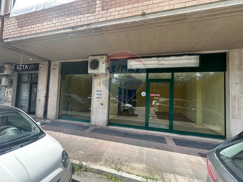 Immobile commerciale in Affitto a Benevento, 600€, 67 m²