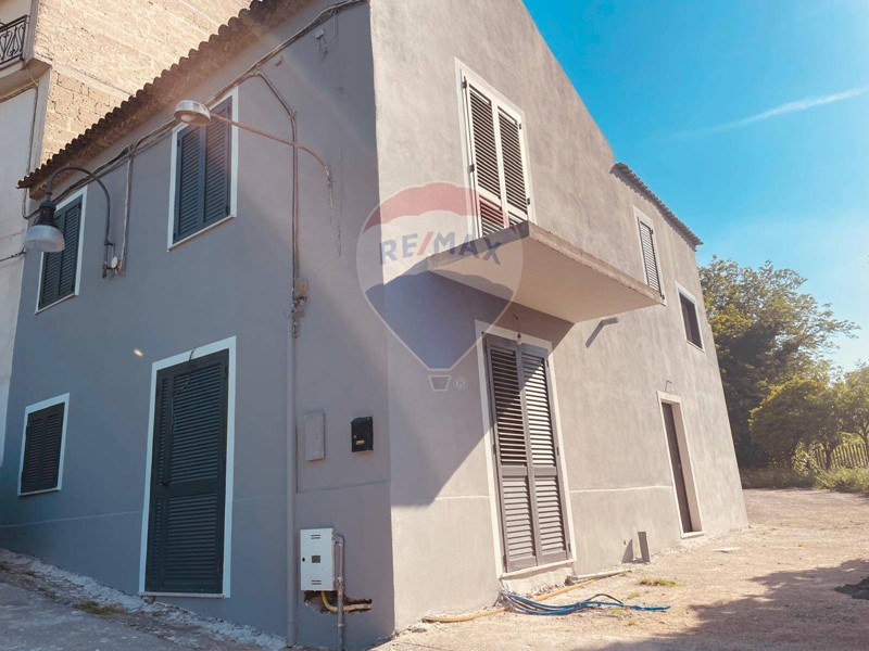 Casa Semi Indipendente in Vendita a Solopaca, 140'000€, 170 m²