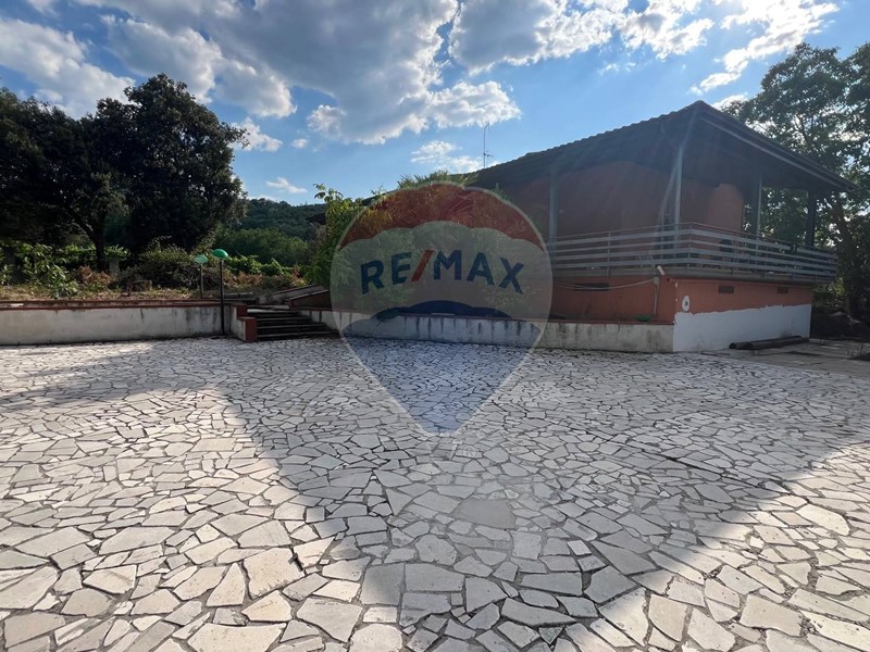 Casa Indipendente in Vendita a Pietradefusi, 280'000&euro;, 180 m²