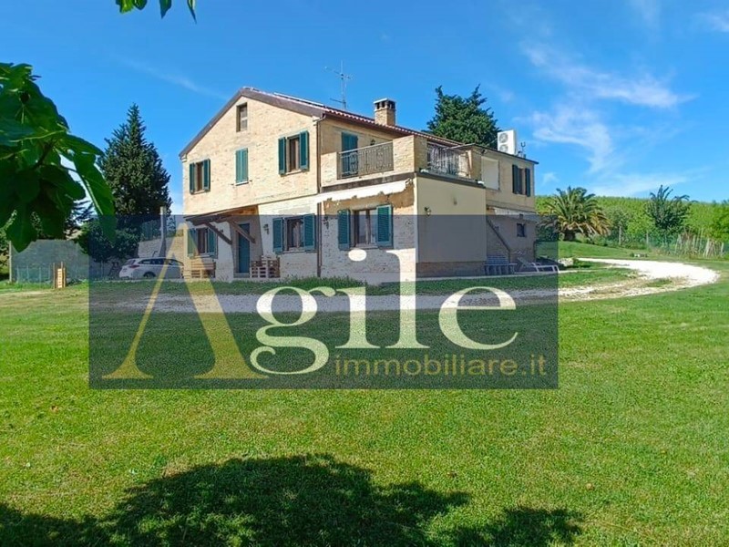 Rustico in Vendita a Castignano, 330'000€, 386 m²
