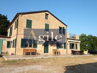 Rustico in Vendita a Castignano, 330'000€, 386 m²