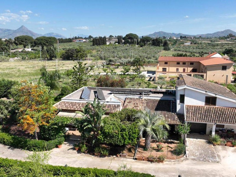Villa in Vendita a Partinico, 400'000€, 200 m²