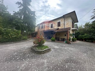 Villa in Vendita a Pietrelcina, 360'000€, 308 m²