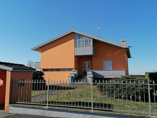 Villa in Vendita a Monte Cremasco, 245'000&euro;, 310 m²