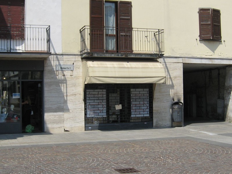 Negozio in Affitto a Pandino, 850€, 50 m²
