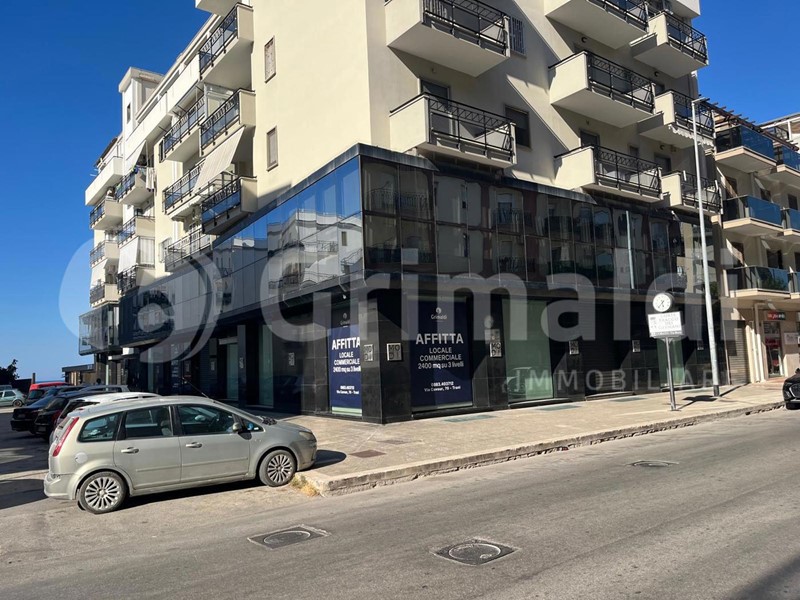 Negozio in Affitto a Trani, 15'000€, 2400 m²
