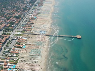 Capannone in Affitto a Pietrasanta, zona Marina Di Pietrasanta, 700€, 25 m²