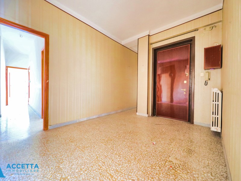 Quadrilocale in Vendita a Taranto, zona Rione Italia - Montegranaro, 59'000€, 137 m²