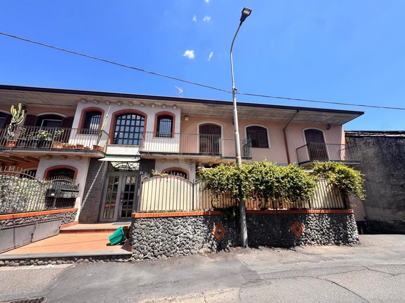 Quadrilocale in Vendita a Nicolosi, zona Centro, 158'000€, 100 m², con Box