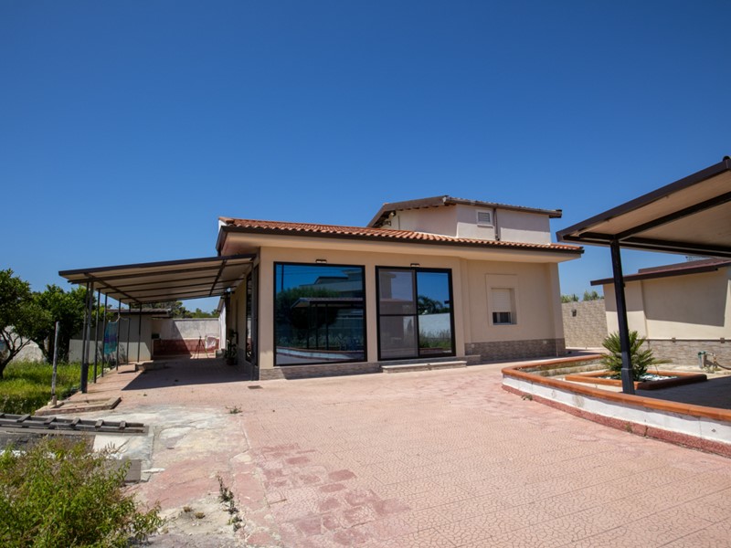 Villa in Vendita a Siracusa, zona Plemmirio-Arenella-Fanusa, 430'000&euro;, 150 m²