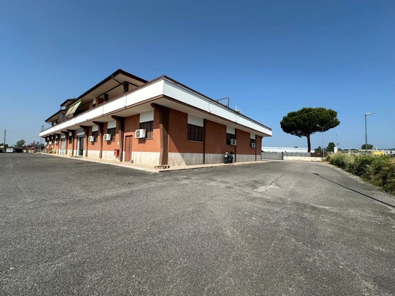 Immobile commerciale in Affitto a Fiano Romano, 5'000€, 600 m²
