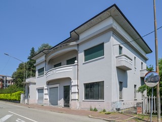 Casa Indipendente in Vendita a Strambino, 300'000€, 400 m², con Box