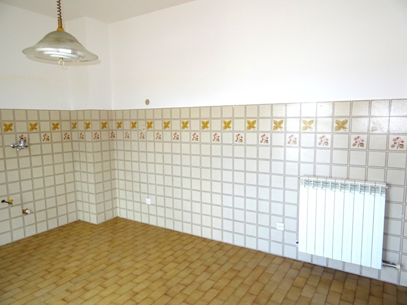 Quadrilocale in Vendita a Serra de' Conti, 75'000€, 85 m², con Box