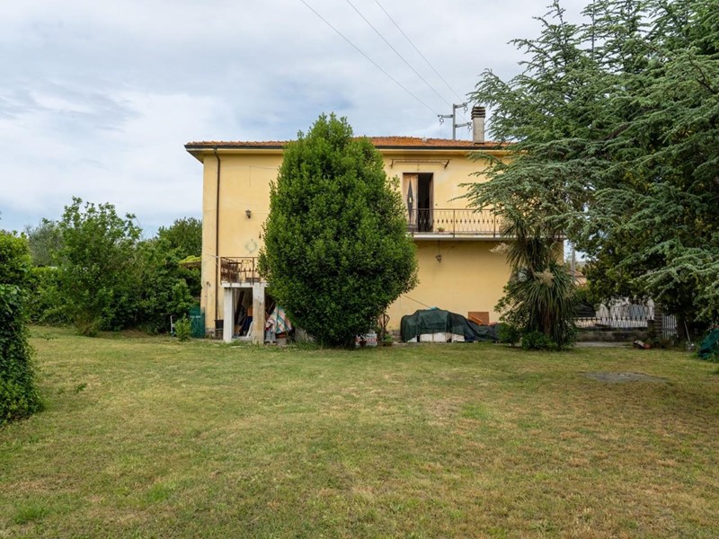 Villa bifamiliare in Vendita a San Giuliano Terme, zona Campo, 320'000€, 160 m²