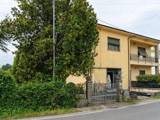 Villa bifamiliare in Vendita a San Giuliano Terme, zona Campo, 320'000€, 160 m²