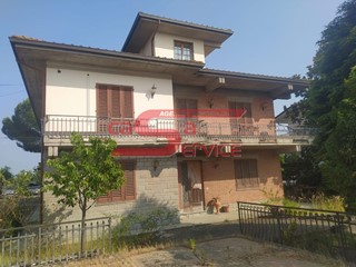 Villa in Vendita a Lamporecchio, 310'000€, 280 m², con Box