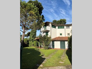 Villa bifamiliare in Affitto a Forte dei Marmi, 120 m²