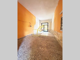 Immobile commerciale in Vendita a Rosignano Marittimo, zona Rosignano Solvay, 42'000€, 57 m²