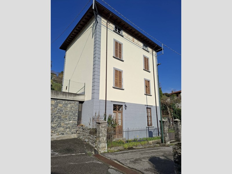 Villa in Vendita a Rota d'Imagna, 109'000€, 227 m²