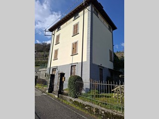 Villa in Vendita a Rota d'Imagna, 109'000€, 227 m²