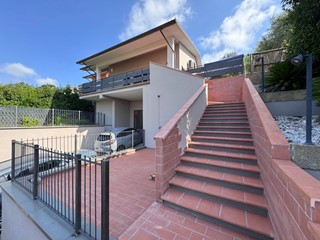 Villa in Vendita a Palaia, 459'000€, 281 m²