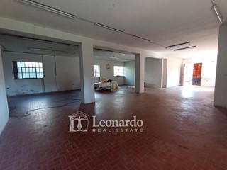 Immobile commerciale in Vendita a Massarosa, 115'000€, 240 m²