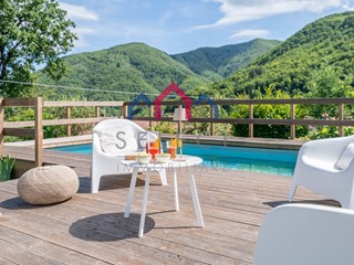 Villa in Vendita a Camporgiano, 580'000€, 505 m²