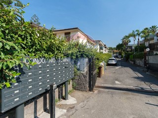 Immobile commerciale in Vendita a Aci Castello, 579'000€, 780 m²