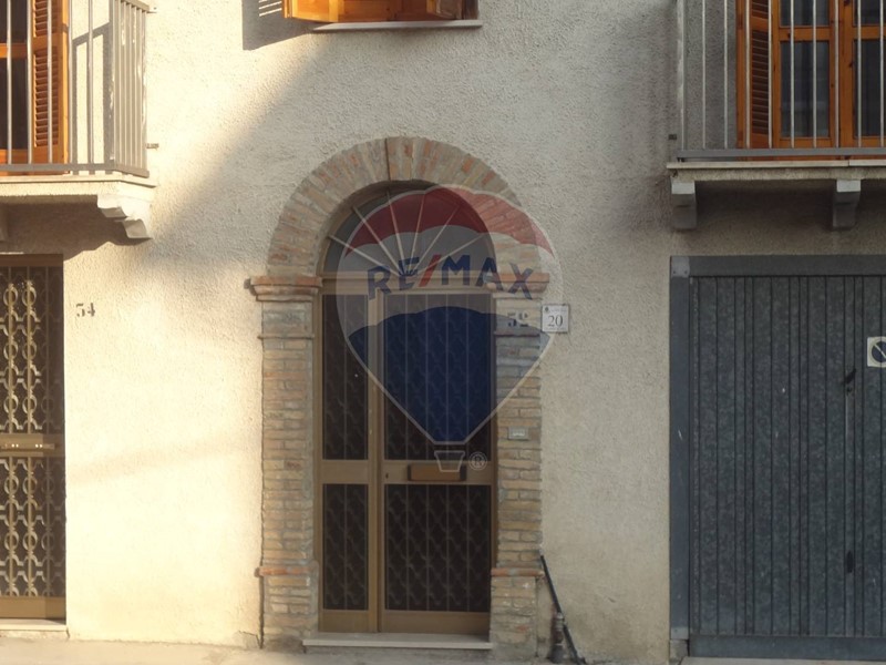 Casa Semi Indipendente in Vendita a Fara Filiorum Petri, 72'000€, 223 m²