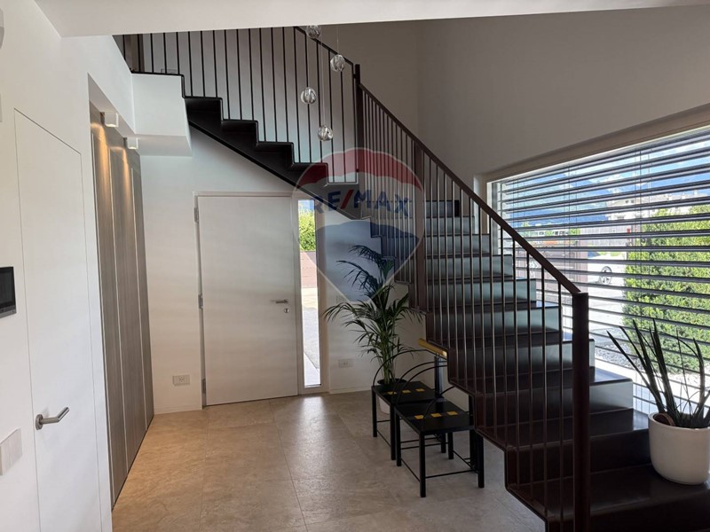 Villa in Vendita a Ponte nelle Alpi, 770'000€, 250 m²