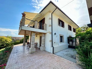 Villa in Vendita a Città Sant'Angelo, 780'000€, 240 m²