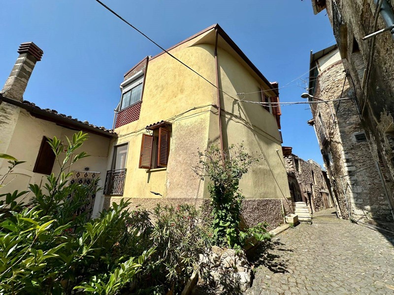Casa Indipendente in Vendita a Castelvecchio Calvisio, 50'000€, 75 m²