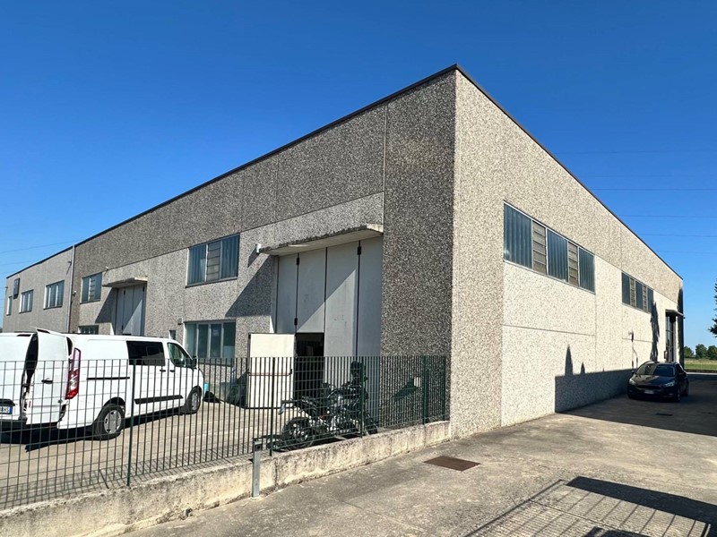 Capannone in Vendita a Castel Rozzone, 285'000€, 350 m²