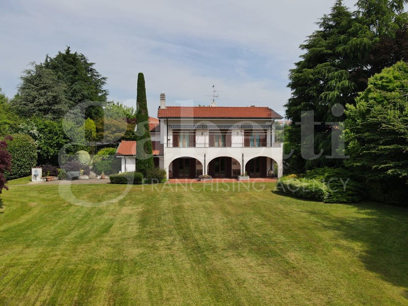 Villa in Vendita a Casatenovo, 800'000€, 350 m²