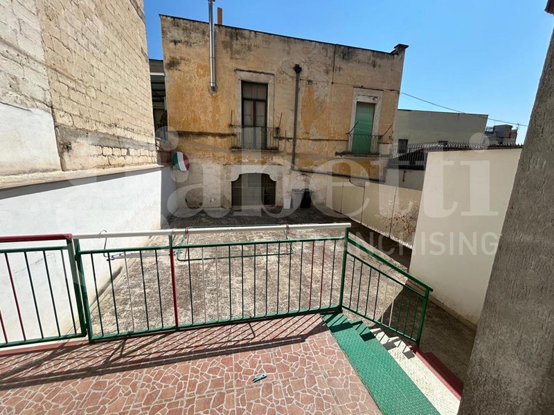 Magazzino in Vendita a Canosa di Puglia, 69'000€, 101 m²