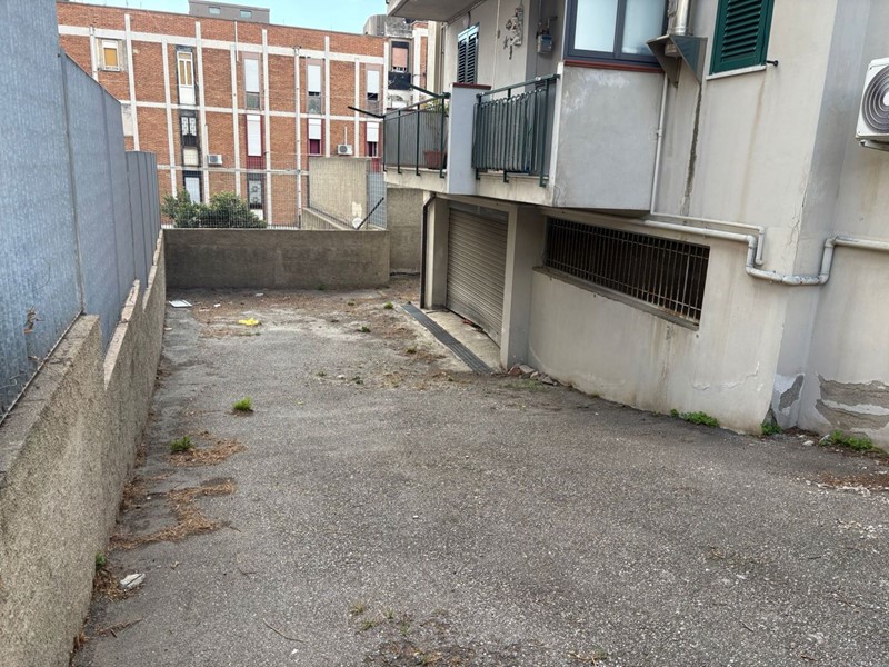 Magazzino in Vendita a Messina, 135'000€, 300 m²