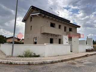 Villa bifamiliare in Vendita a Avezzano, 185'000€, 125 m²