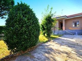 Villa in Vendita a Inveruno, 188'000€, 130 m²