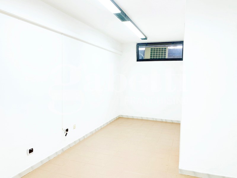 Magazzino in Vendita a Olbia, 49'000€, 56 m²